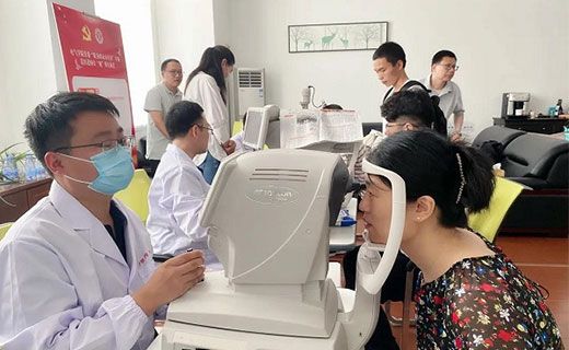 送医进校，呵护师生眼健康，让“视”界充满爱