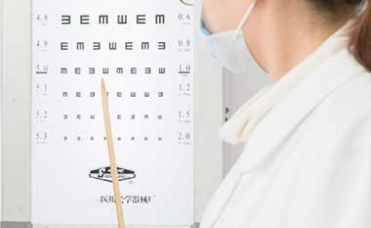 老年人最好每半年检查一次眼睛