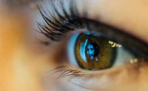 医生，请问我的眼睛长“黄斑”了吗？