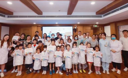 他们是小小医生？小小“火炬手”的志愿初体验