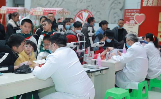 话匣子：沪遵携手公益行！上海医生带去了一场“红色集市”，专家们现场义诊