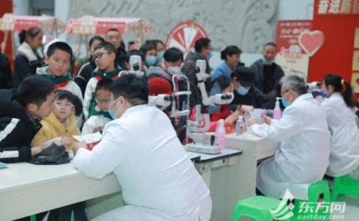 东方网：明眸初心惠群众 上海带来的这场“红色集市”深受遵义群众欢迎