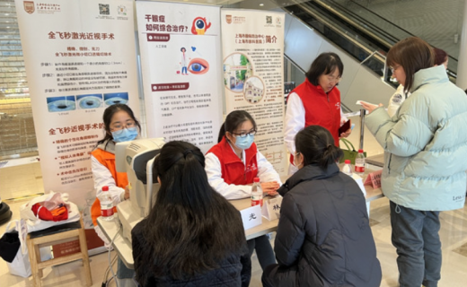 青年报·青春上海：学雷锋活动现场，这位居民说：“想当面感谢朱医生”