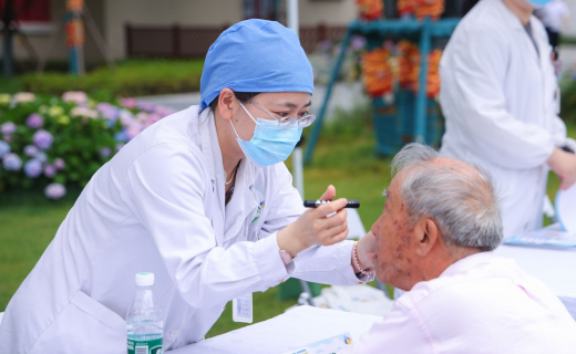 人民日报：“一点关心，留给眼睛”爱眼日系列活动在沪举办