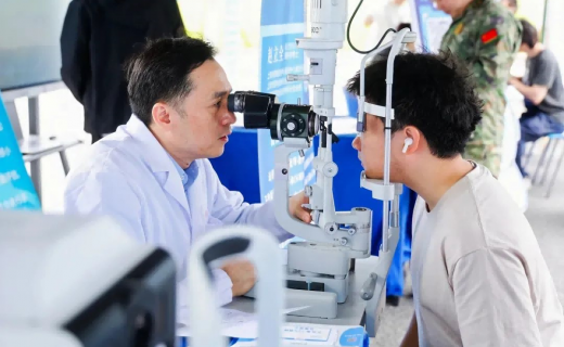 上海静安：高考后又迎“摘镜潮”！眼科专家提醒→