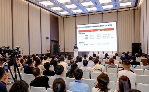 上观新闻：填补国际技术空白，上海专家最新研究：重复低强度红光可控制孩子高度近视进展