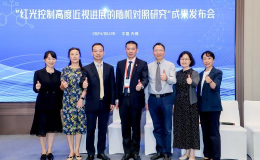 文汇报：上海眼科医生最新研究：低强度红光控制儿童青少年高度近视进展