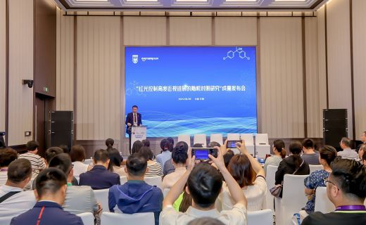 澎湃新闻：儿童青少年高度近视防治新进展：研究发现重复低强度红光可有效控制