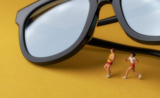 劳动观察：夏令生活 | 紫外线易伤眼睑皮肤和角膜，高温季别忘了这里也要防晒