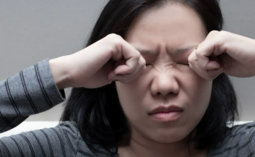 上海静安：干眼症“冬袭”上班族，医生提示：不仅要“补水”，还要“锁水”