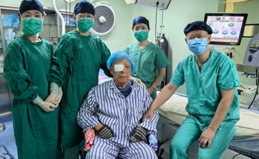 上海静安：被眼疾折磨多年，这项手术让年近百岁老人重见光明！