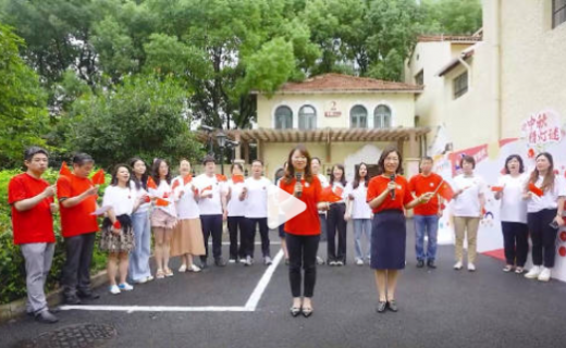 海市眼病防治中心嘹亮唱响《我和我的祖国》《今天是你的生日，中国》《歌唱祖国》等经典歌曲，深深表白伟大祖国，祝福祖国繁荣昌盛，人民幸福安康！