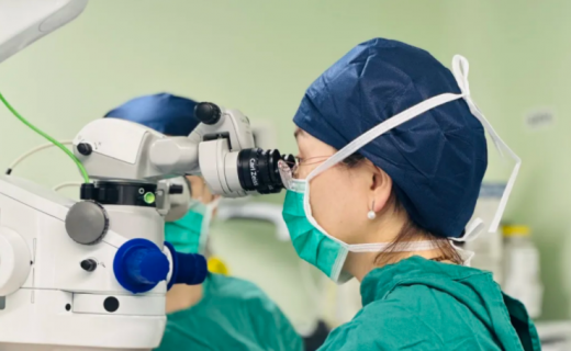 上海静安：从“听声辨人”到爱看电视，这场手术让95岁老人重获“看得见”的幸福