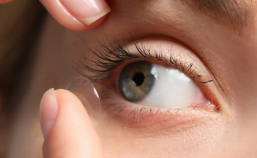 上海静安：戴隐形眼镜时能滴眼药水吗？药师提醒：这个动作可能伤眼！