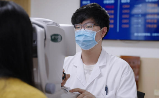 青年报：近视手术成高考后“三件套”之一！不过，眼科专家提醒——