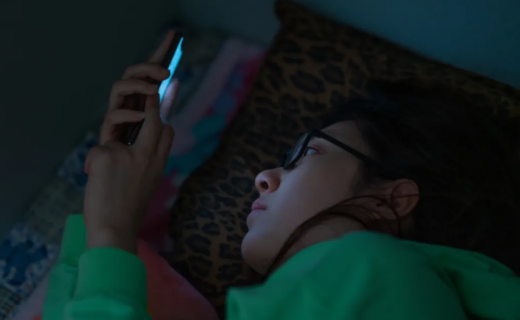 上海静安：眼睛“罢工”了？国庆中秋“刷屏”嗨玩，专家提醒科学护眼→